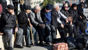 65 YAŞ ÜSTÜNE SOKAĞA ÇIKMA İZNİ YOLDA