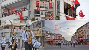 ALİAĞALILAR 23 NİSAN COŞKUSUNU BALKONLARDA YAŞADI