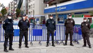 KARŞIYAKA ÇARŞISI YAYALARA KAPATILDI