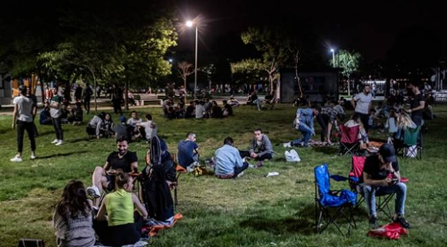 İZMİR'DE SOSYAL MESAFE VE MASKE KURALINA UYMAYAN 300 KİŞİYE CEZA