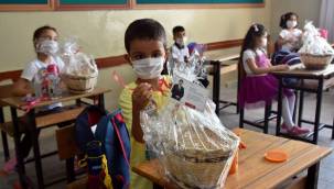 ALİAĞA BELEDİYESİ'NDEN MİNİKLERE "OKULA HOŞ GELDİN" HEDİYESİ