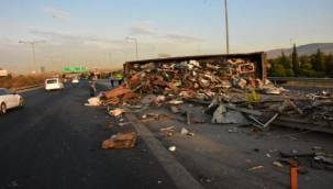 İZMİR ÇEVRE YOLUNDA TIR DEVRİLDİ