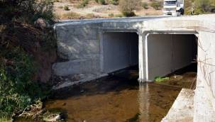 ALİAĞA KALABAK'TA DERENİN ÜZERİNE KÖPRÜ YAPILDI