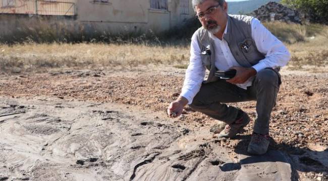 İZMİR'DE DEPREMİN ARDINDAN YER ALTINDAN SICAK SU ÇIKMAYA BAŞLADI