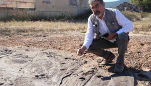 İZMİR'DE DEPREMİN ARDINDAN YER ALTINDAN SICAK SU ÇIKMAYA BAŞLADI