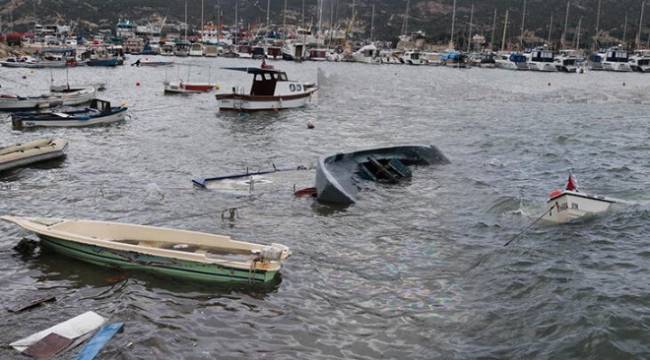 FIRTINA FOÇA'DA TEKNELERİ BATIRDI