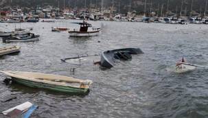 FIRTINA FOÇA'DA TEKNELERİ BATIRDI