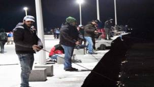 SAHİLLERDE BALIK TUTANLARA KISITLAMA GELDİ