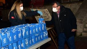 BELEDİYE CAMİ ÖNLERİNDE KANDİL PAKETİ DAĞITTI