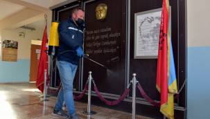 ALİAĞA'DAKİ OKULLARDA DEZENFEKTAN ÇALIŞMALARI SÜRÜYOR