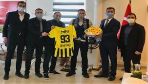 ALİAĞA FENERBAHÇELİLER DERNEĞİ'NDEN KAYMAKAM VE EMNİYET MÜDÜRÜNE ZİYARET