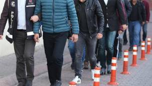 İZMİR'DEKİ FETÖ OPERASYONUNDA ARALARINDA BİR KURMAY YARBAY VE YAMANLAR KOLEJİ ESKİ GENEL MÜDÜRÜNÜN DE BULUNDUĞU 18 KİŞİ TUTUKLANDI