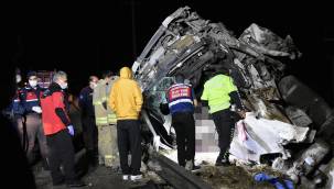 İZMİR'DEKİ KAZADA 2 KİŞİ HAYATINI KAYBETTİ