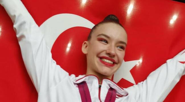 MİLLİ SPORCU AYŞE BEGÜM ONBAŞI DÜNYA ŞAMPİYONU OLDU