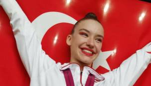 MİLLİ SPORCU AYŞE BEGÜM ONBAŞI DÜNYA ŞAMPİYONU OLDU