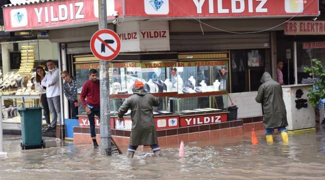 SAĞANAK YAĞIŞ İZMİR'DE HAYATI FELÇ ETTİ