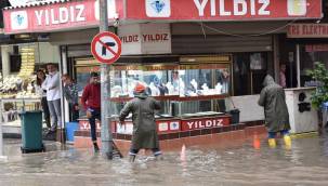 SAĞANAK YAĞIŞ İZMİR'DE HAYATI FELÇ ETTİ