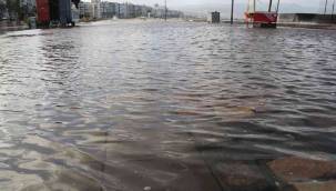 FIRTINA NEDENİYLE KONAK'TA DENİZ TAŞTI, KORDON SULAR ALTINDA KALDI