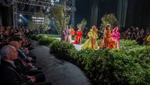 İZMİR 15.GELİNLİK,DAMATLIK VE ABİYE GİYİM FUARI AÇILDI