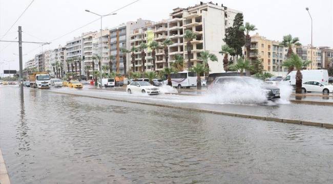 İZMİR'DE FIRTINA YÜZÜNDEN KARŞIYAKA'DA DENİZ TAŞTI