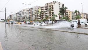 İZMİR'DE FIRTINA YÜZÜNDEN KARŞIYAKA'DA DENİZ TAŞTI