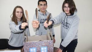 ALP OĞUZ ÖĞRENCİLERİ TAVUK TÜYÜNDEN YALITIM MALZEMESİ GELİŞTİRDİ