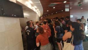 İZMİR'DE ÖĞRENCİLER MECLİS BİNASINI BASTI