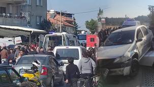 İZMİR'DE OTOMOBİL OTOBÜS DURAĞINA DALDI: 3 YARALI
