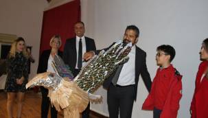 ÖĞRENCİLERDEN GERİ DÖNÜŞÜM KARTAL HEYKELİ