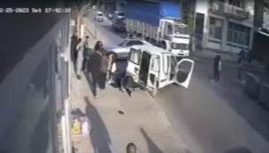 BORNOVA'DA EHLİYETSİZ GENÇ YAYALARIN ARASINA DALDI