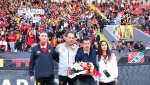 İZMİR'DE İKİ EZELİ RAKİP DEPREMZEDELER İÇİN BİRARAYA GELDİ