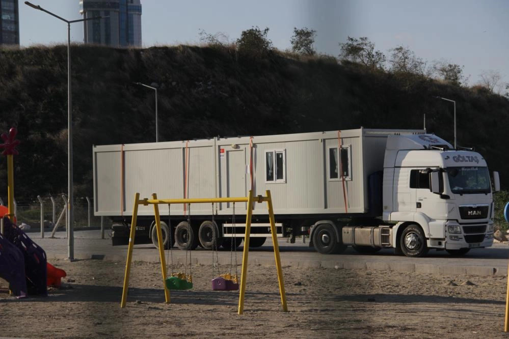 İZMİR'DEKİ KONTEYNERLER DEPREM BÖLGESİNE TAŞINIYOR