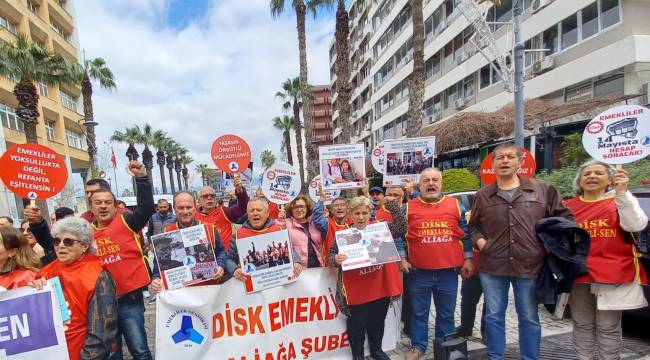 EMEKLİLER,İZMİR'DE HÜKÜMETİ PATATES VE SOĞAN İLE PROTESTO ETTİLER