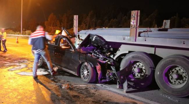 İZMİR'DE TIRA ÇARPAN OTOMOBİL SÜRÜCÜSÜ HAYATINI KAYBETTİ