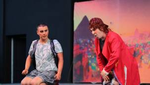 ALİAĞA'DA TİYATRO ŞÖLENİ "ŞEKER PORTAKALI" İLE BAŞLADI