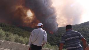 KINIK'TA DÜN BAŞLAYAN YANGIN HALEN DEVAM EDİYOR