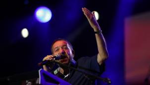 ARİF SUSAM,CENGİZ KURTOĞLU VE ÜMİT BESEN ALİAĞA'DA SAHNE ALDI