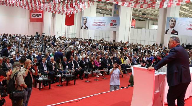 CHP İZMİR'DE ŞENOL ASLANOĞLU İL BAŞKANI OLARAK SEÇİLDİ