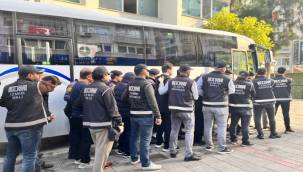 İZMİR'DE FETÖ ÜYELERİNE "KISKAÇ" OPERASYONU : 28 KİŞİ TUTUKLANDI