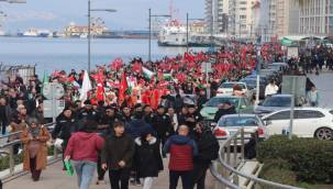 İZMİRLİLER FİLİSTİN'E DESTEK İÇİN YÜRÜDÜ