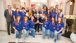 ŞAMPİYON KADINLAR KUPAYI SOYER'E TESLİM ETTİ