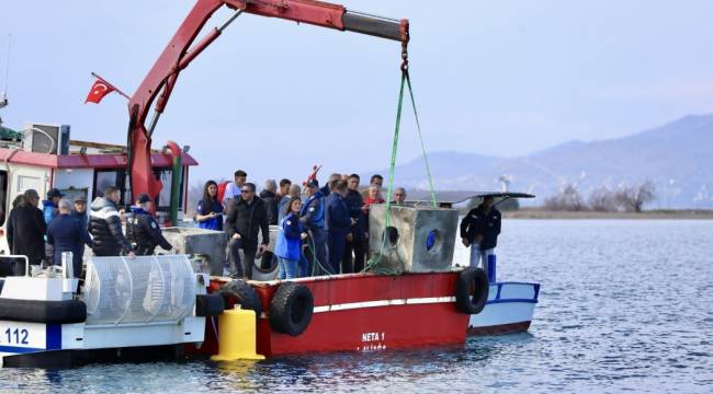 ALİAĞA KÖRFEZİNDE YAPAY RESİFLER SUYA BIRAKILDI