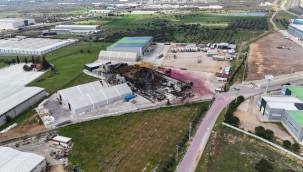 İZMİR'DEKİ YANGINDA FABRİKA YOK OLDU