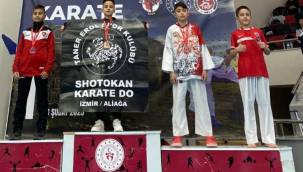 ALİAĞALI KARATECİLER UŞAK'TAN 8 MADALYA İLE DÖNDÜ