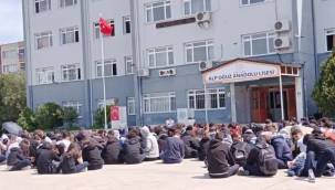 ALİAĞA ALP OĞUZ'DA HEM ÖĞRETMENLER,HEM ÖĞRENCİLER, HEM DE VELİLER EYLEM YAPTI