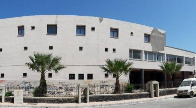 İNŞAATI YILLARDIR TAMAMLANMAYIP ÇÜRÜMEYE TERKEDİLEN ALİAĞA MÜZE BİNASI YIKILDI
