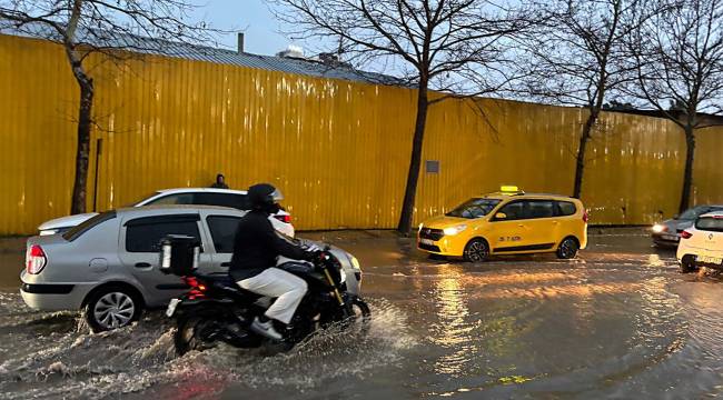 İZMİR'DE FIRTINA AĞAÇLARI DEVİRDİ,YOLLARI GÖLE ÇEVİRDİ