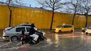 İZMİR'DE FIRTINA AĞAÇLARI DEVİRDİ,YOLLARI GÖLE ÇEVİRDİ