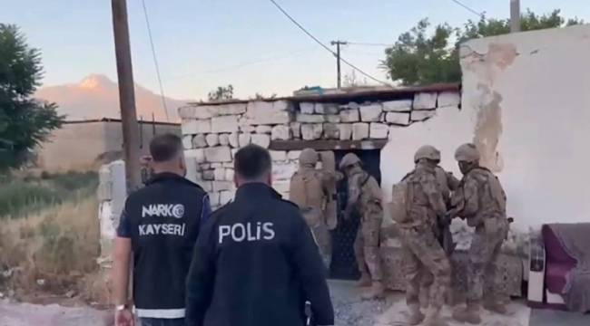 İZMİR'DEKİ OPERASYONDA ÇOK SAYIDA ŞÜPHELİ YAKALANDI
