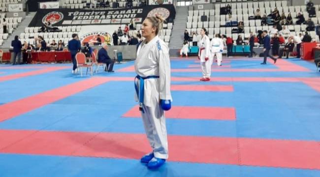 BELEDİYENİN KARATE ANTRENÖRÜNDEN ÇİFTE BAŞARI